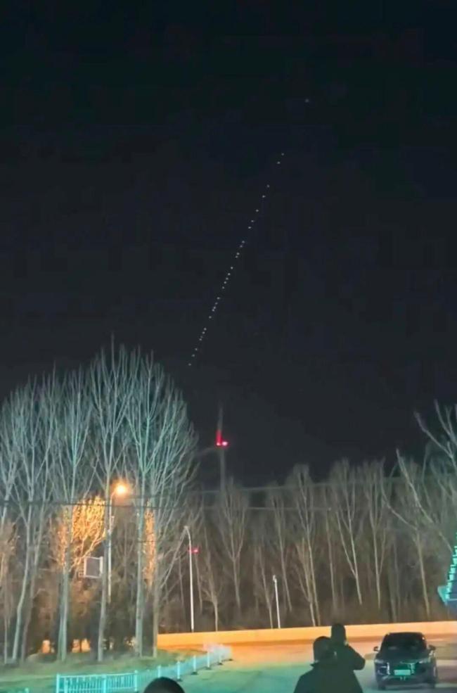 专家回应夜空惊现“神秘光点” 实为星链卫星