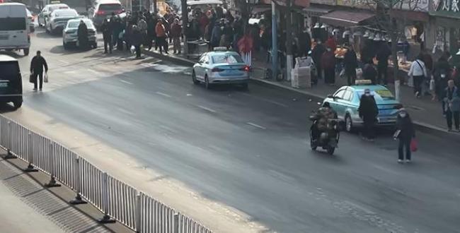 老人车流中穿行遭大货车碾压 行人违规通行引关注