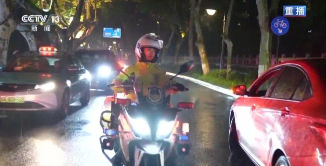 网红交警李语蔚当选2025最美“浙警” 柔性执法温暖人心