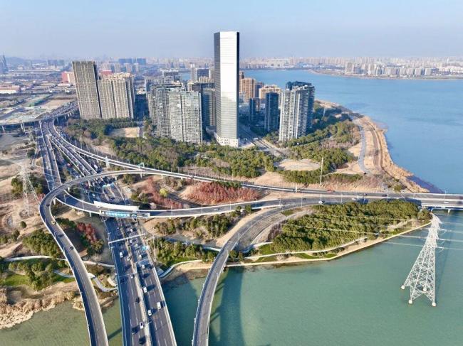 连通湾东湾西的亲水步道完工