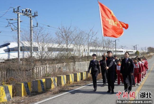今天是第6个中国人民警察节 红领巾与警同行