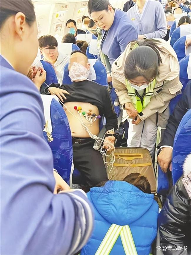 旅客突发疾病 众人紧急救援 高空生命接力