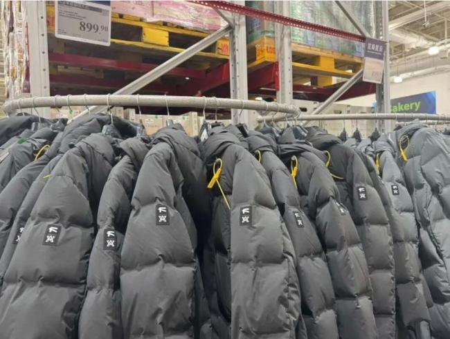 超市羽绒服为何便宜 中产新宠引发抢购热潮