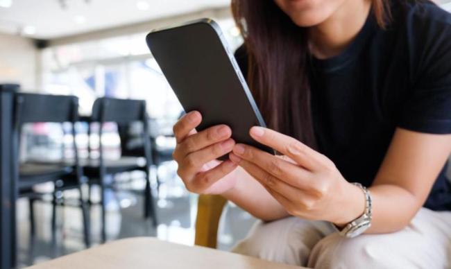 90后女子加入多个淫秽视频分享群获取淫秽视频贩卖,还收费介绍他人入群!