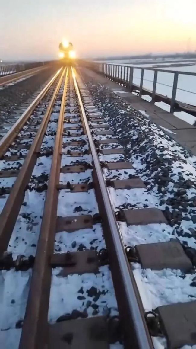 14岁学生为拍照逼停3辆列车