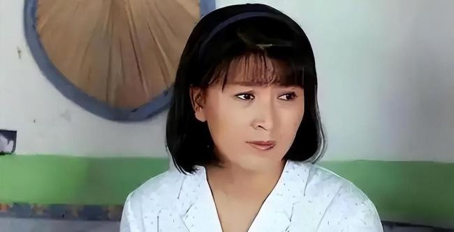 媒体评:闫学晶代言品牌纷纷切割,明星哭穷的流量有毒 自毁人设代价大