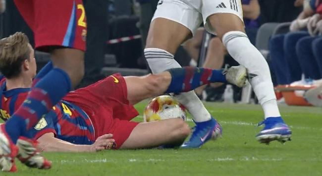 德容是第65位在西班牙德比被罚下球员 红牌争议再现