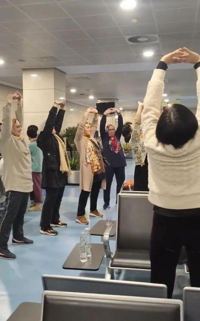 航班延误中外旅客开练八段锦