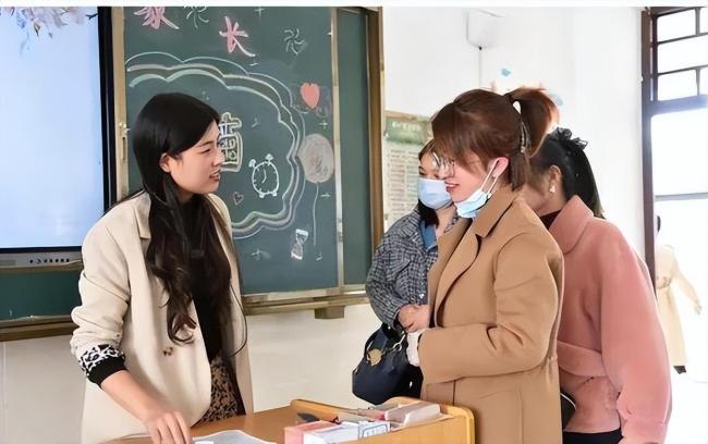 小学生家中自杀离世校长发声 家校责任再引热议