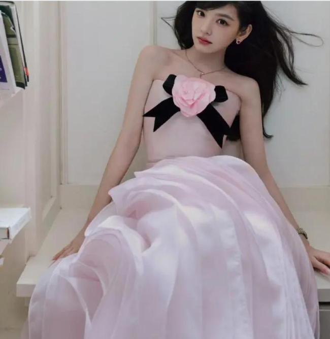 宋威龙赵今麦切蛋糕合照 甜蜜互动引爆现场