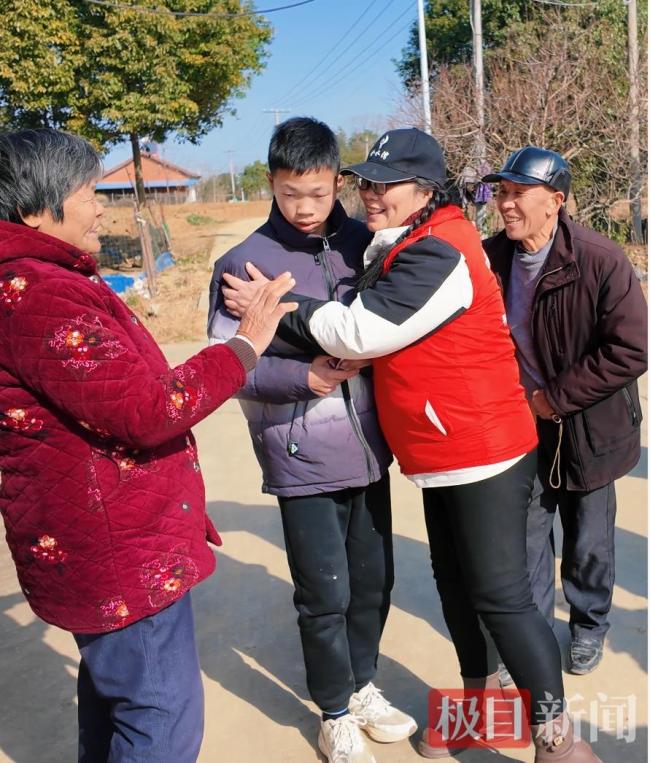 15岁学生跳进2米深冰水中救人!