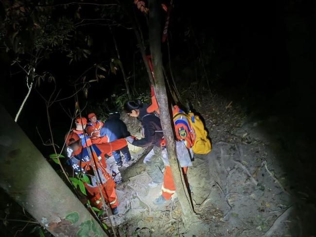两名女子跟随驴友徒步 因体力不支被弃荒野 消防深夜救援成功
