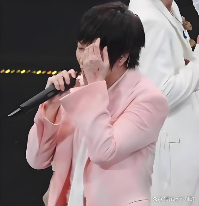 阿信扔掉让他摔了两次的粉色衣服 与霉运决裂