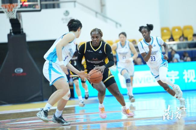 广东女篮遭遇赛季首败 激烈对决惜败山东