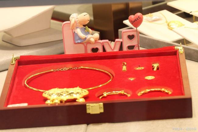 金饰克价涨到1432元 金价上涨影响消费决策