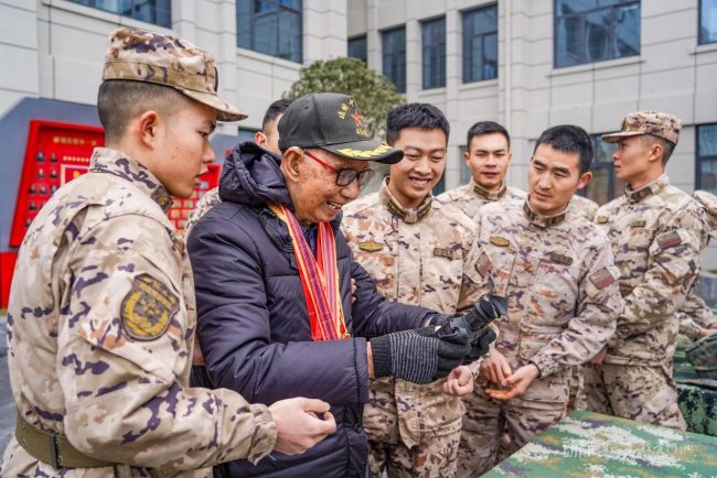 99岁抗美援朝老兵生日归队 红色精神接力传承