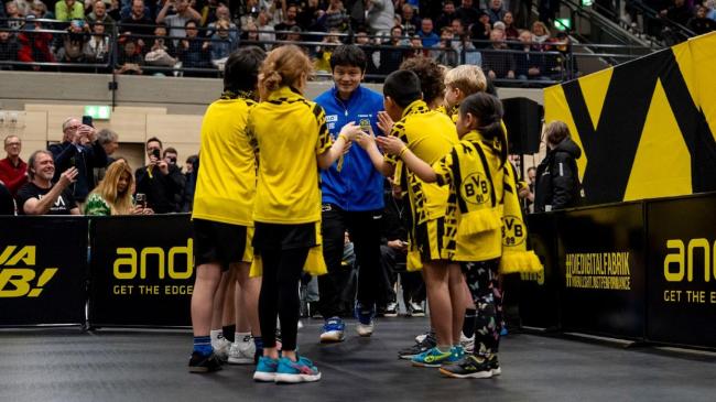 樊振东3比0卡尔松 横扫对手显神威