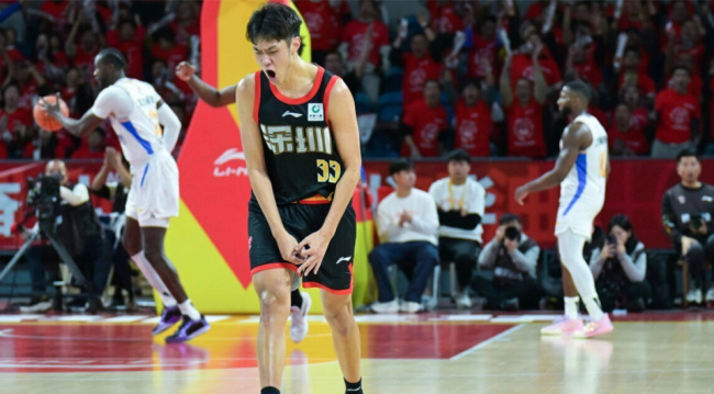 轰25分力压曾凡博！中国男篮21岁2米05新星崛起：郭士强重用他？