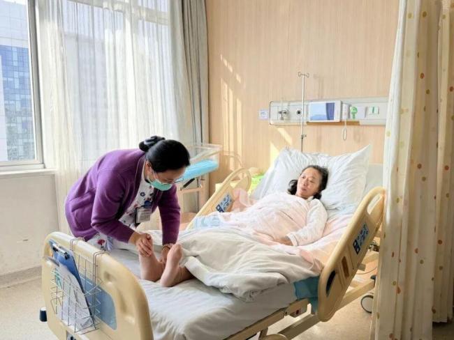 一名59岁女子诞下4斤4两男婴 刷新高龄生产纪录