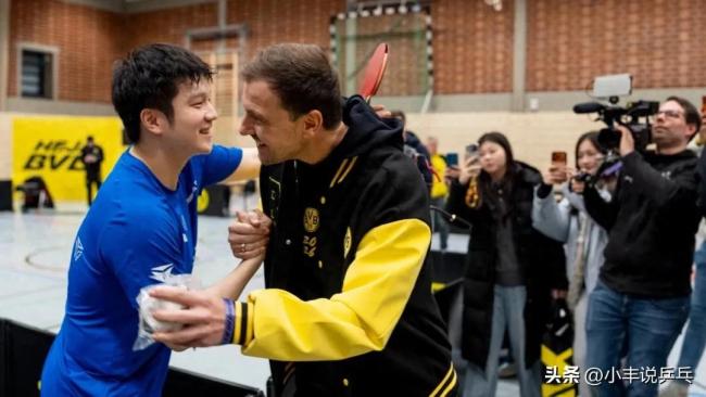 樊振东暴力直线打崩卡尔松获赞“挥拍诗人”