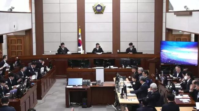 法庭上尹锡悦被包装成当代伽利略 叛乱指控引发争议