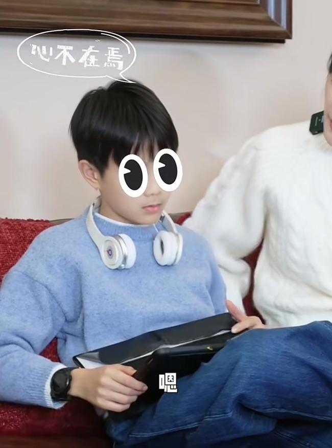 汪涵杨乐乐11岁儿子正脸 全家福曝光引猜测