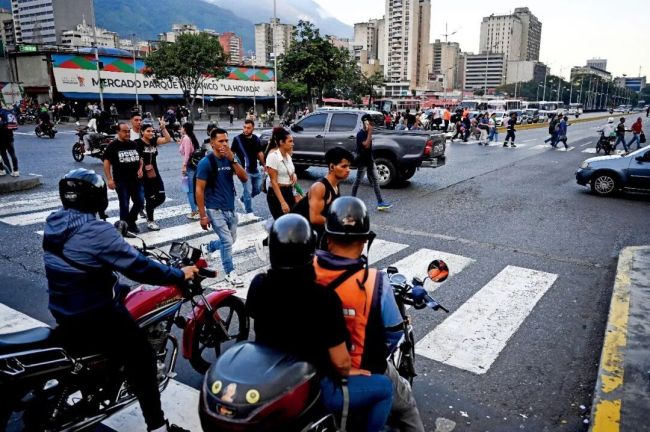 代总统和“代总统”交锋了 委内瑞拉政局新变