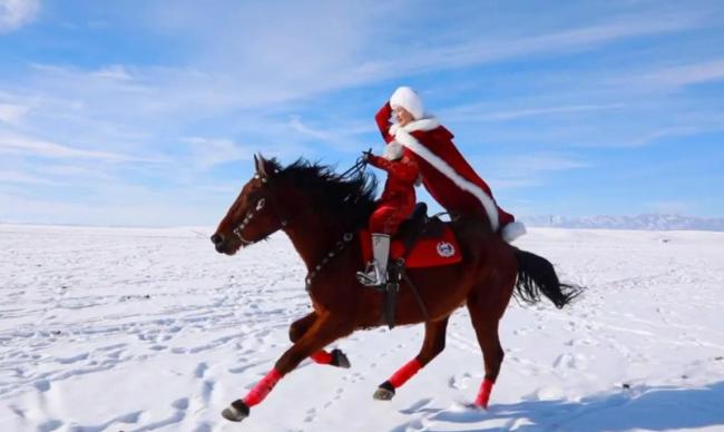 贺娇龙曾因策马雪原带火当地旅游