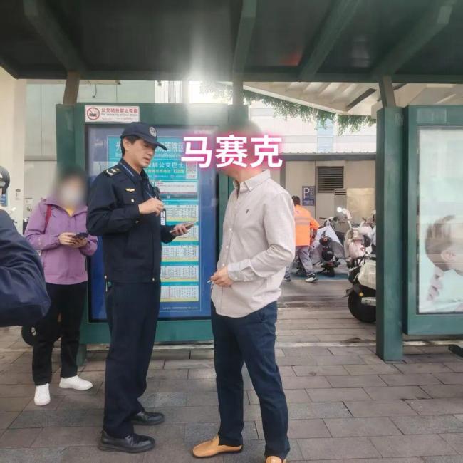 两东说念主在深圳公交站台抽烟被罚 叹惜巨匠方式斯文次序