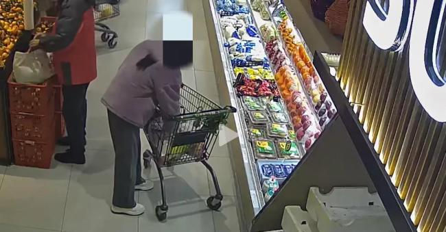 北京一女子6次盗窃车厘子被刑拘，单位做法务，知法犯法