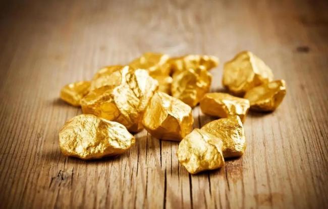 金价暴涨金店怎么还亏钱了 金店销售抱怨常闲到擦展台