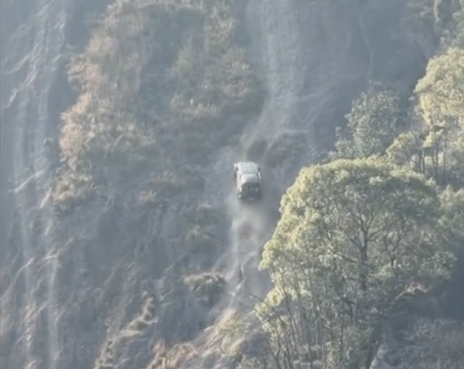 江西一景区回应有人开越野车上陡坡 违规行为引发关注