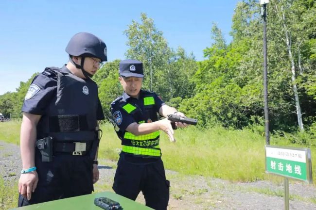 良伴战友双双过法考 并肩看护灯火清朗