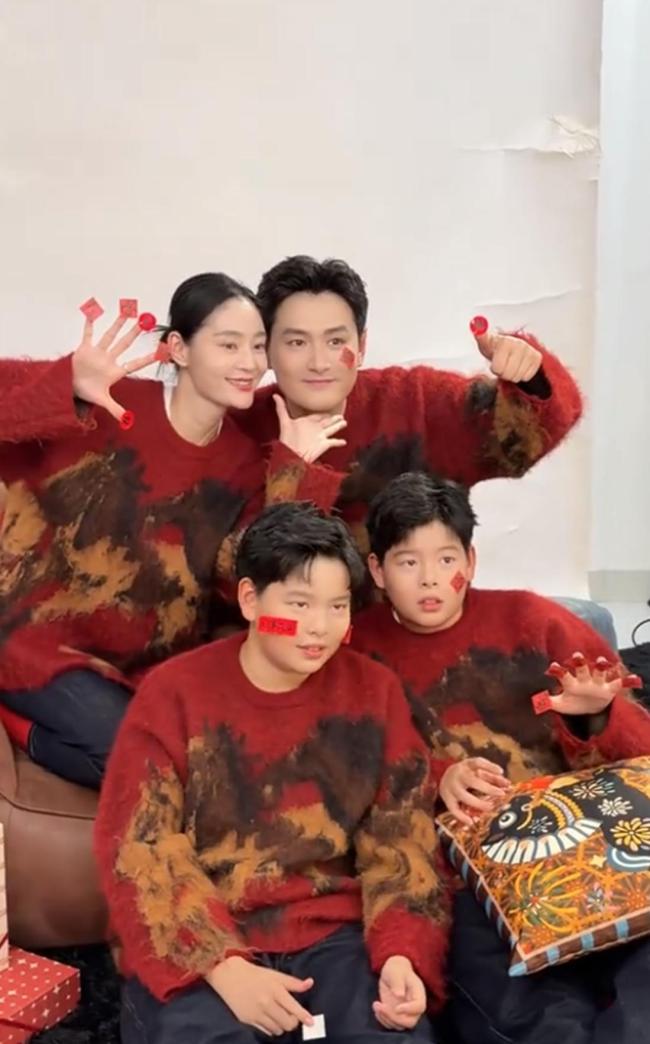 王媛可晒全家福，老公王雨终于露脸，俩犬子长雷同，一家颜值爆表 低调相伴13年