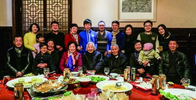 101岁奶奶最爱熬夜追剧吃零食 反向作息乐享生活