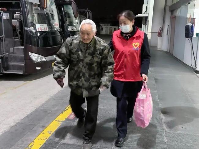 她是世界上顶好的老太婆 每日跨海探视不缺席