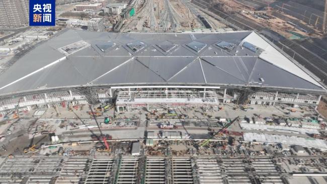 西安东站金属屋面顺利封顶