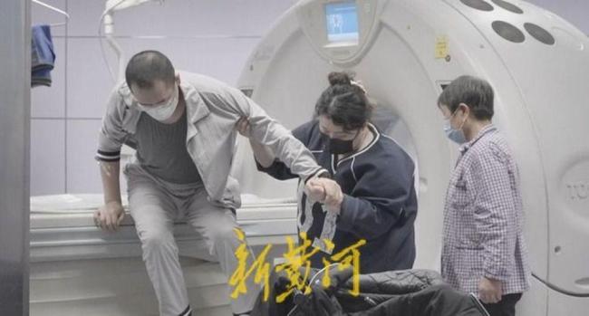为救患病丈夫 妻子深夜雪地直播跳舞 爱与希望的舞动