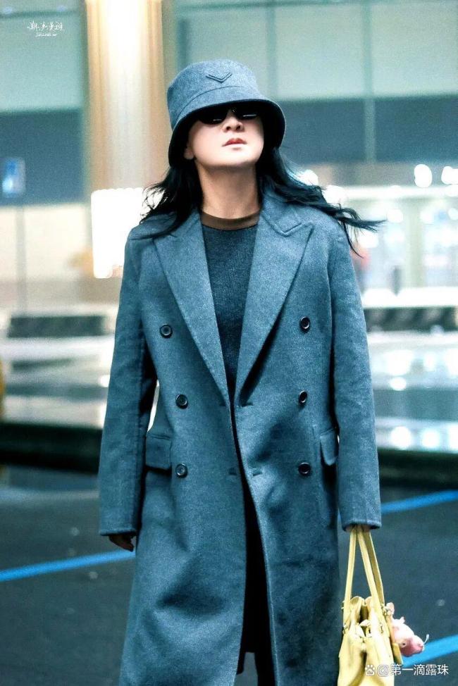 贾玲亮相米兰『时装周』机场路透 健康瘦身气场全开