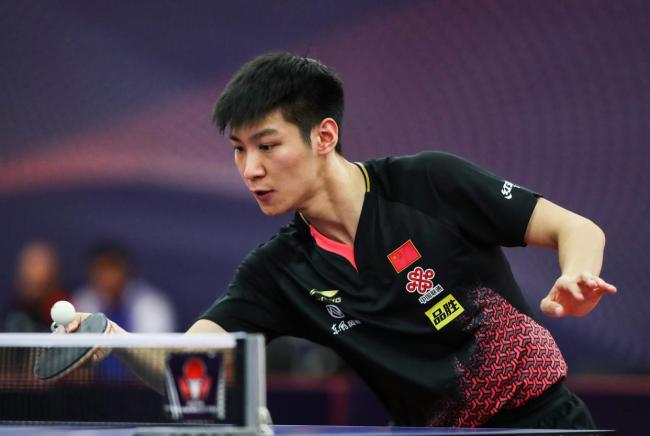 薛飞3-2淘汰张本智和 握拳怒吼庆祝 决胜局爆发