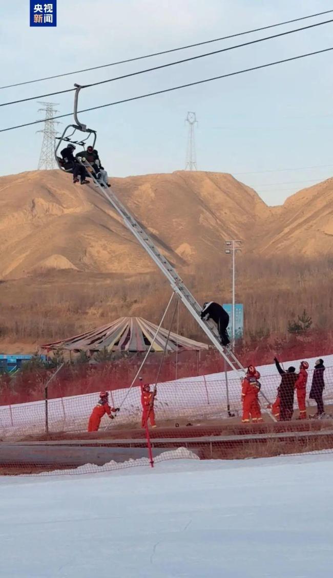 兰州一滑雪🎿场缆车停运被困游客获救 多部门联合救援