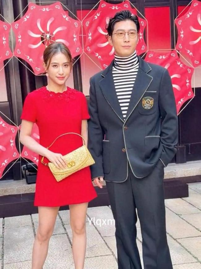 窦骁何超莲牵手聊天