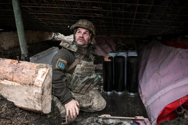 俄罗斯一地暴雪堆出公寓楼高雪坡 硬核生涯挑战