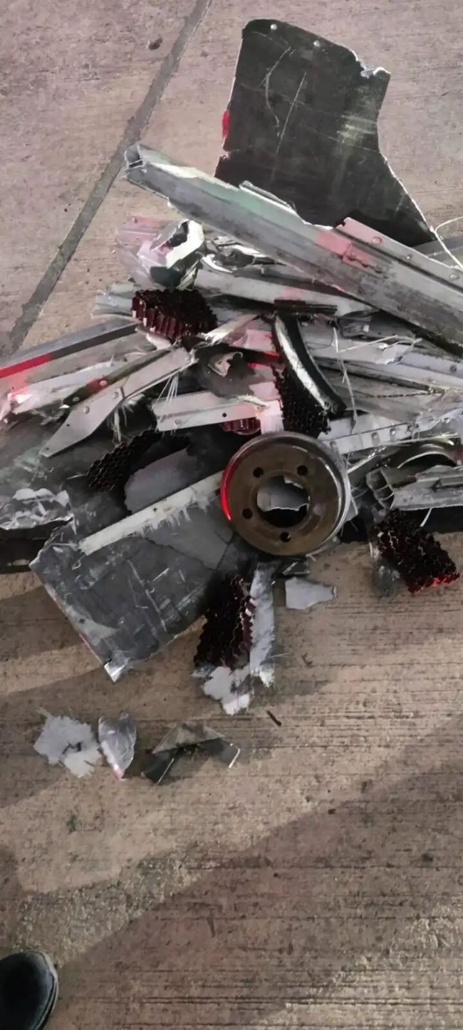 印度航空一架A350客机，因引擎吸入行李箱受损