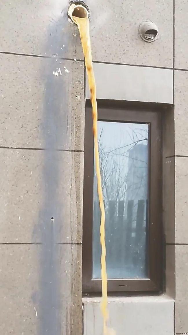 二楼直排粪水引发一楼住户粪水困扰，投诉无果引发关注