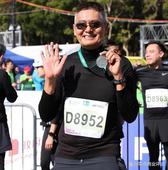 霍启刚记录郭晶晶冲线瞬间 名人风采闪耀马拉松