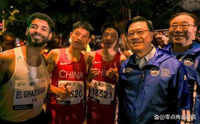 霍启刚记录郭晶晶冲线瞬间 名人风采闪耀马拉松