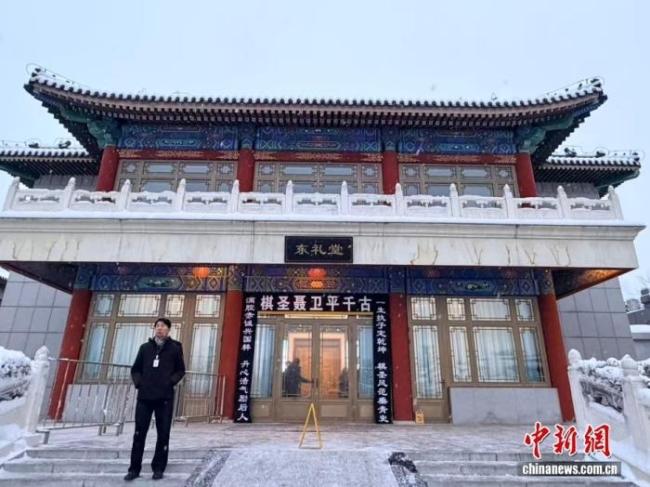 棋迷冒雪排长队送别聂卫平