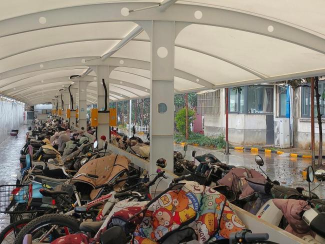 电动车停满人行道 把人逼到路上 停车难题待解