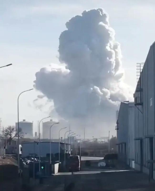 包钢爆炸厂房里面：天花板断裂阑珊